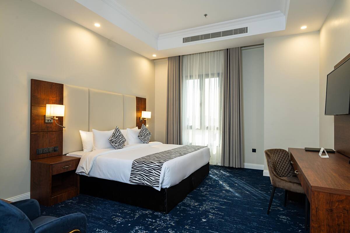 Standaard kamer, 1 kingsize bed | Luxe beddengoed, een minibar, een bureau, geluiddichte muren