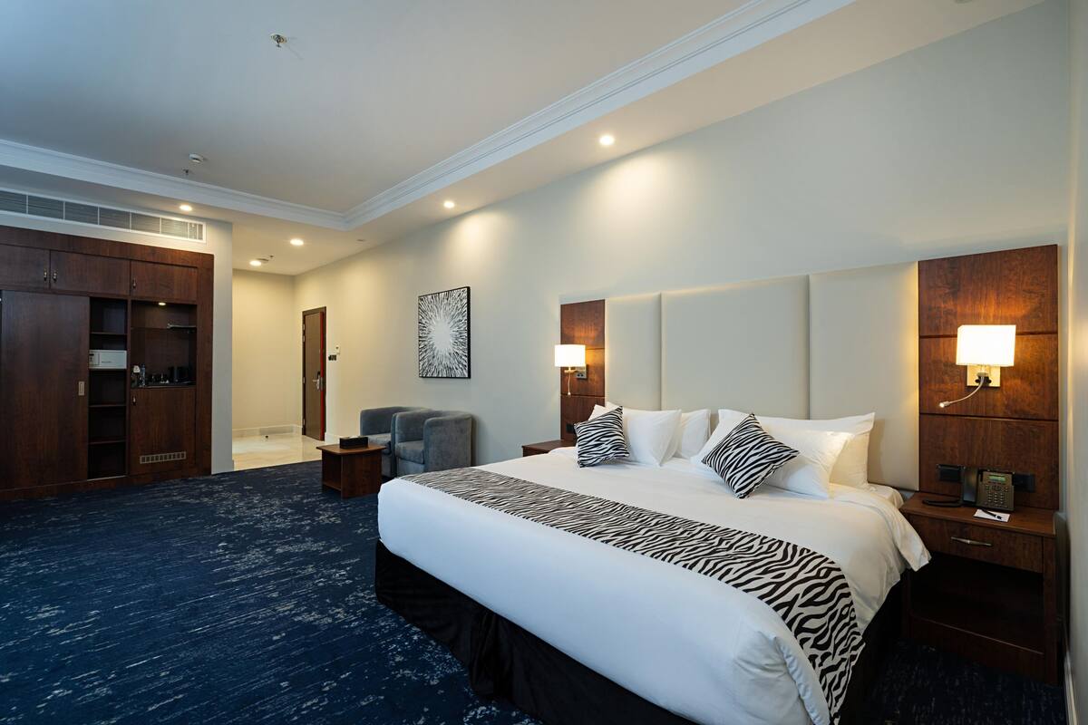 Deluxe kamer, 1 kingsize bed | Luxe beddengoed, een minibar, een bureau, geluiddichte muren