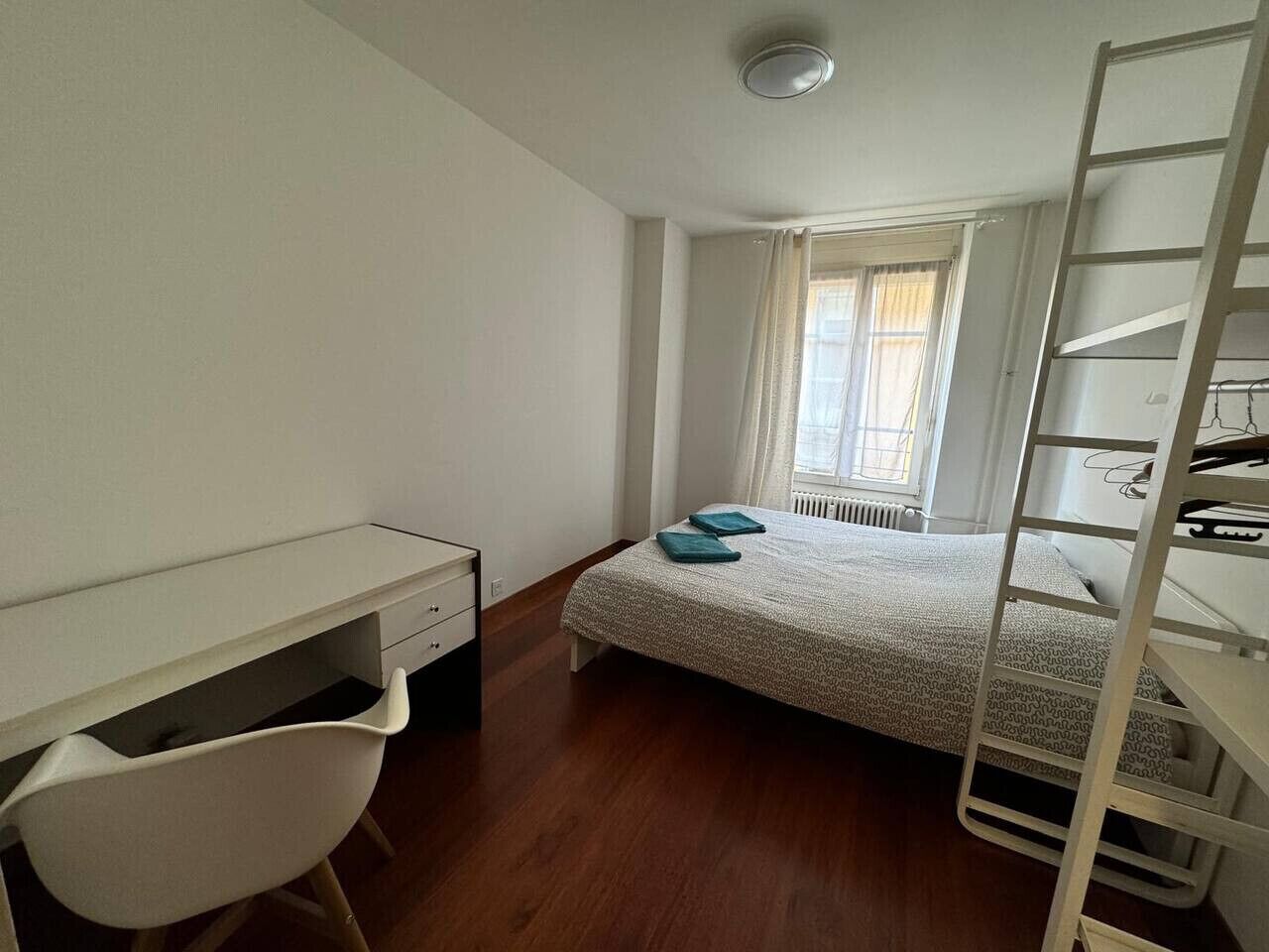 2 bedrooms, desk, WiFi, bed sheets