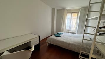 2 bedrooms, desk, WiFi, bed sheets