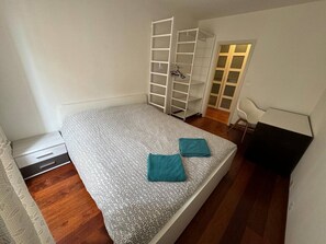 2 室のベッドルーム、デスク、WiFi、ベッドシーツ
