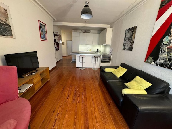 TV - Cozy apartment in Geneva (Geneva)