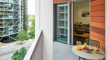 Deluxe Studio Suite, Balcony, City View | Balcony