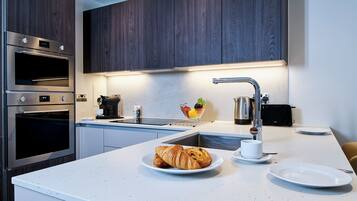 Deluxe-Studiosuite, Balkon, Stadtblick | Eigene Küche | Großer Kühlschrank, Mikrowelle, Ofen, Herdplatte