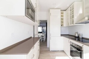 Geladeira, micro-ondas, fogão, cooktop
