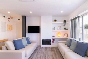 Smart TV, fireplace
