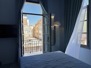 1 makuuhuone, tallelokero huoneessa, silitysrauta/-lauta