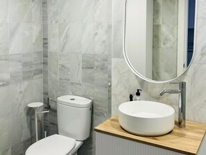 Douche, séchoir à cheveux, serviettes fournies, savon