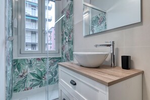 Shower, hair dryer, bidet, towels