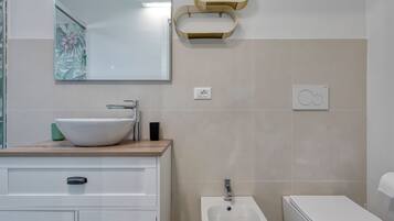 Dusche, Haartrockner, Bidet, Handtücher