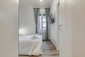 1 bedroom, desk, free WiFi, bed sheets