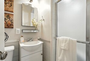 Shower, hair dryer, towels - Big House on Highland: Your Country Escape (Abilene)