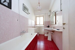 Sèche-cheveux, serviettes fournies