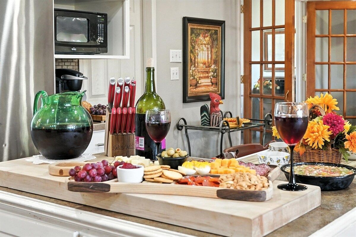 Una encimera de cocina con diversos alimentos y una copa de vino.