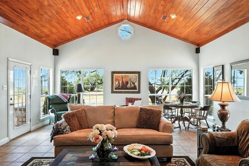 Rock Cottage - Charming Texas Country Retreat