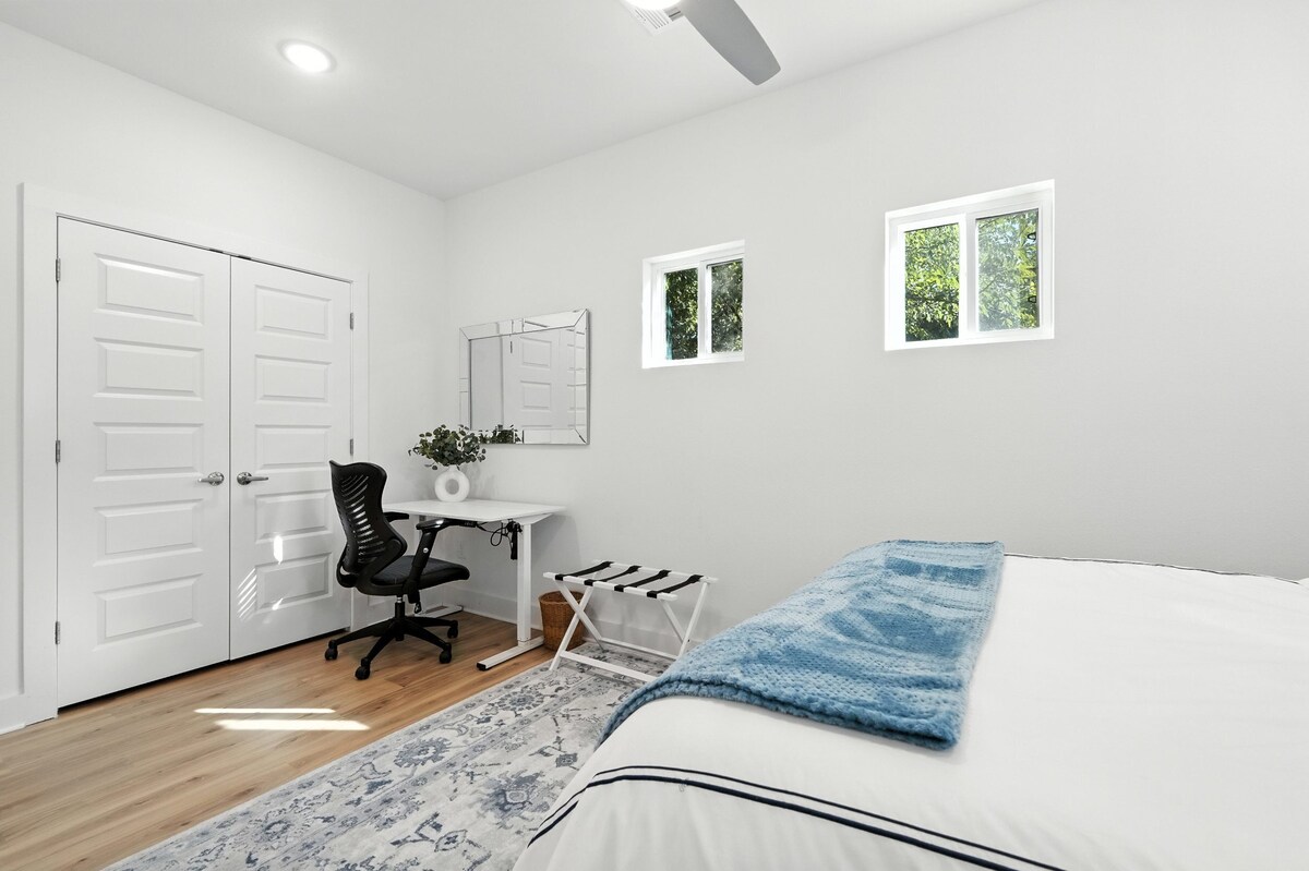 Photo 21 of 4 Min to Airport ⛳ Putting Green ✔️ 3BR Heavenly Beds ❤️ Pet & Family Friendly