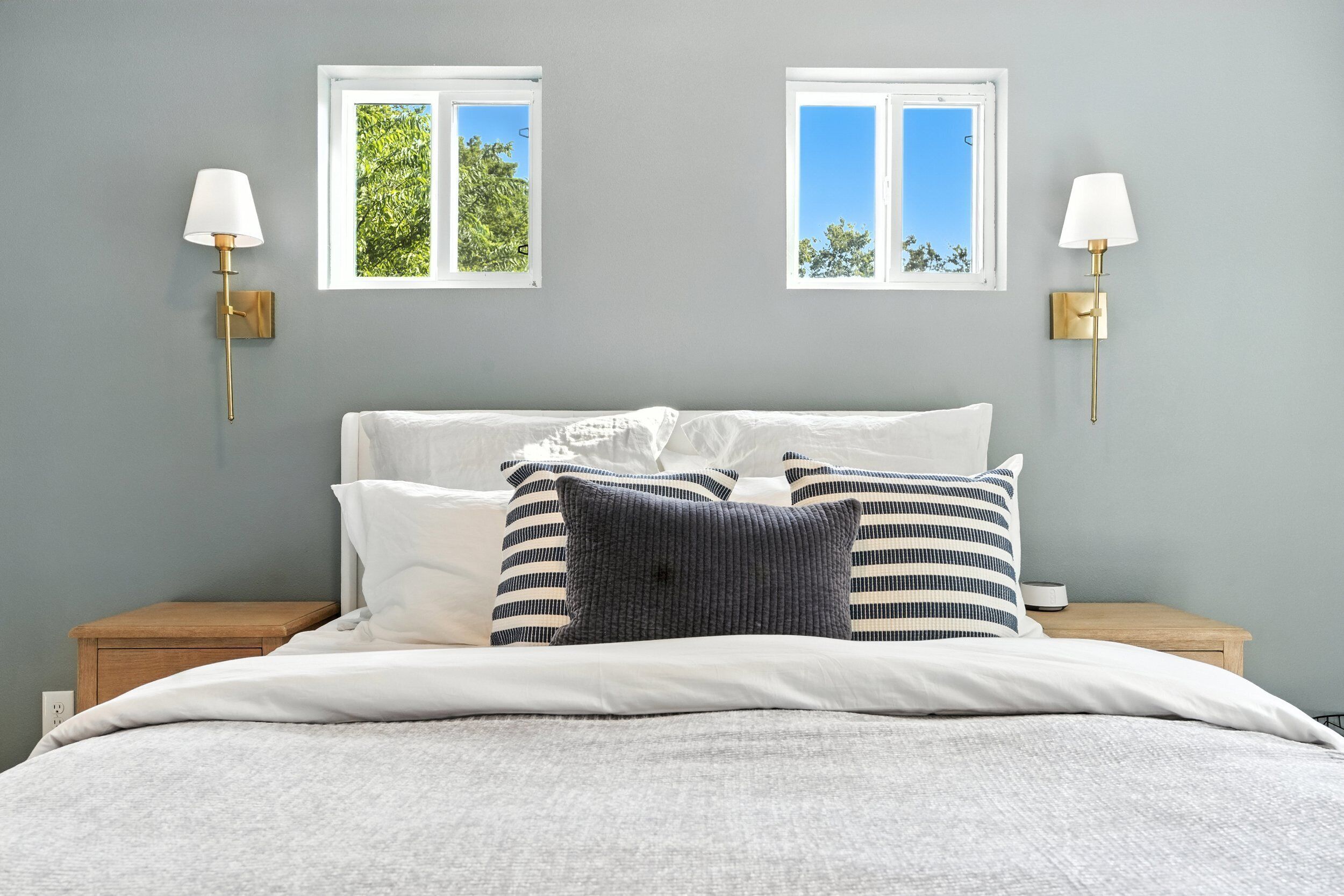 3 bedrooms, desk, iron/ironing board, travel crib