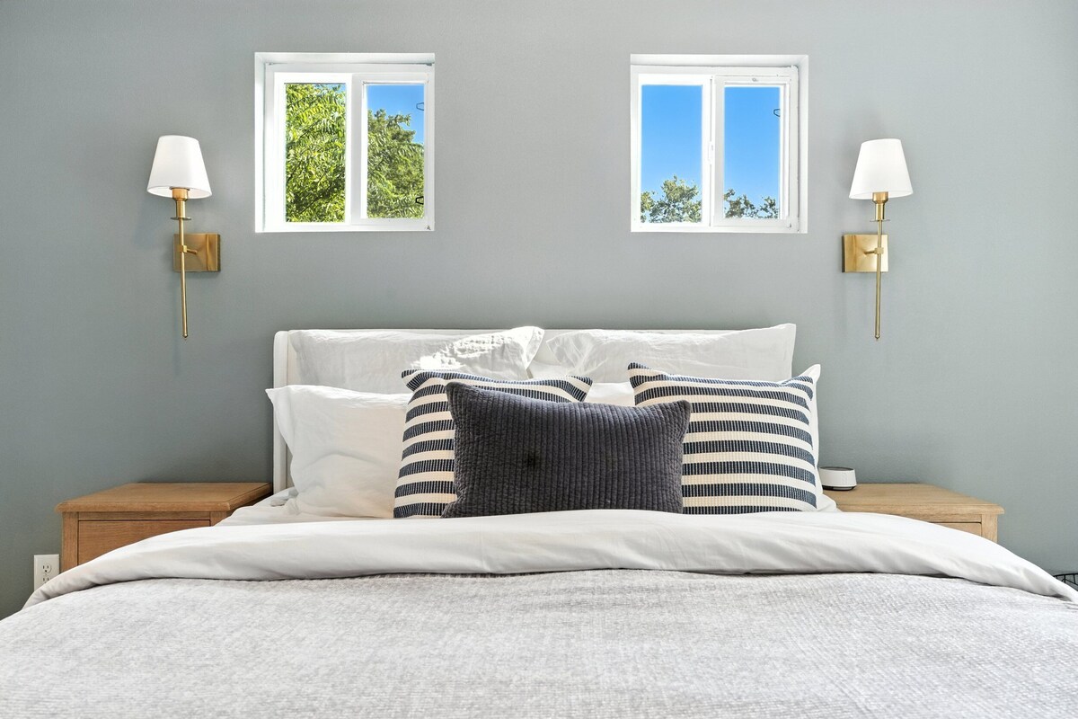Photo 20 of 4 Min to Airport ⛳ Putting Green ✔️ 3BR Heavenly Beds ❤️ Pet & Family Friendly