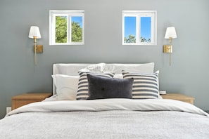 3 habitaciones, escritorio y tabla de planchar con plancha