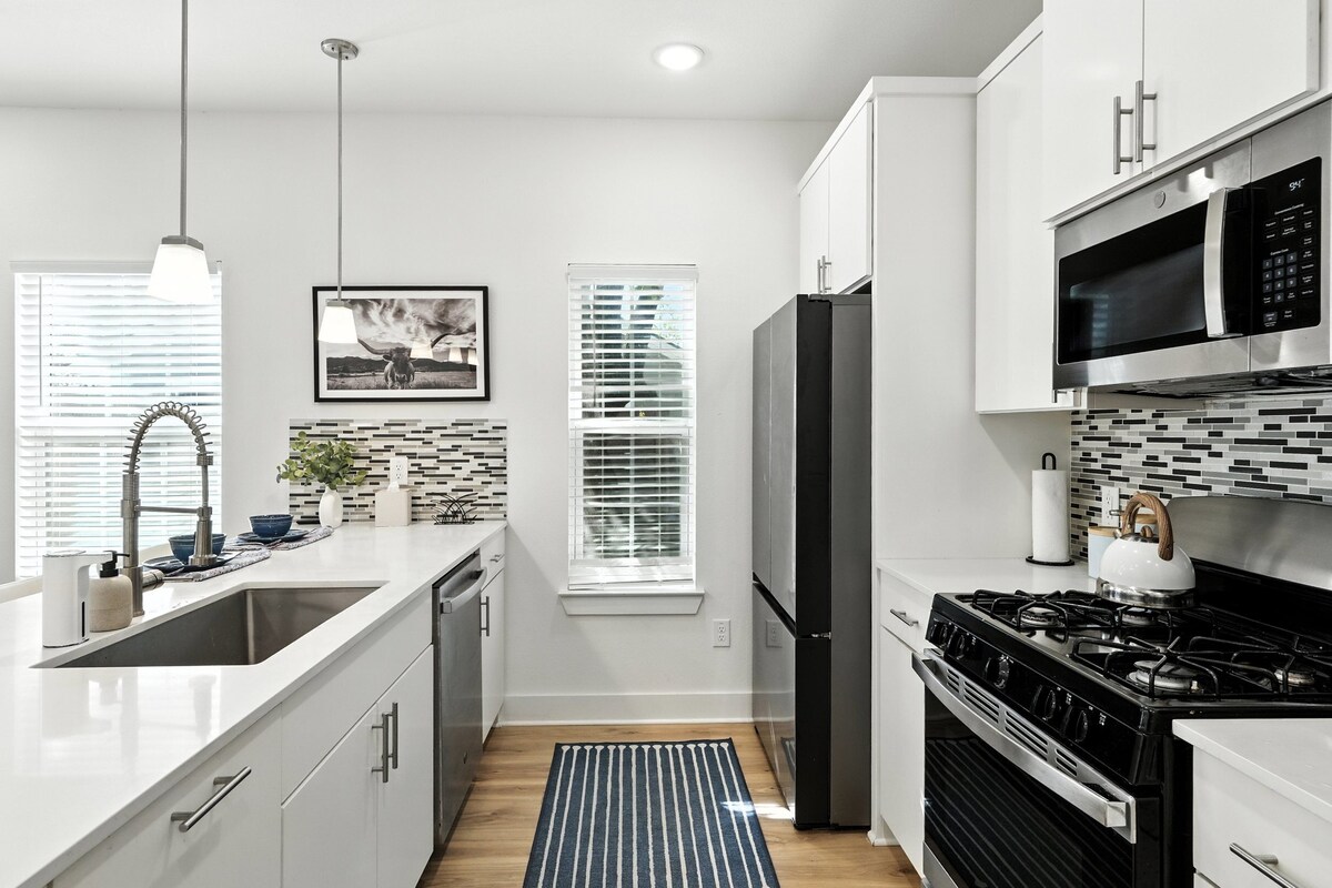 Photo 28 of 4 Min to Airport ⛳ Putting Green ✔️ 3BR Heavenly Beds ❤️ Pet & Family Friendly