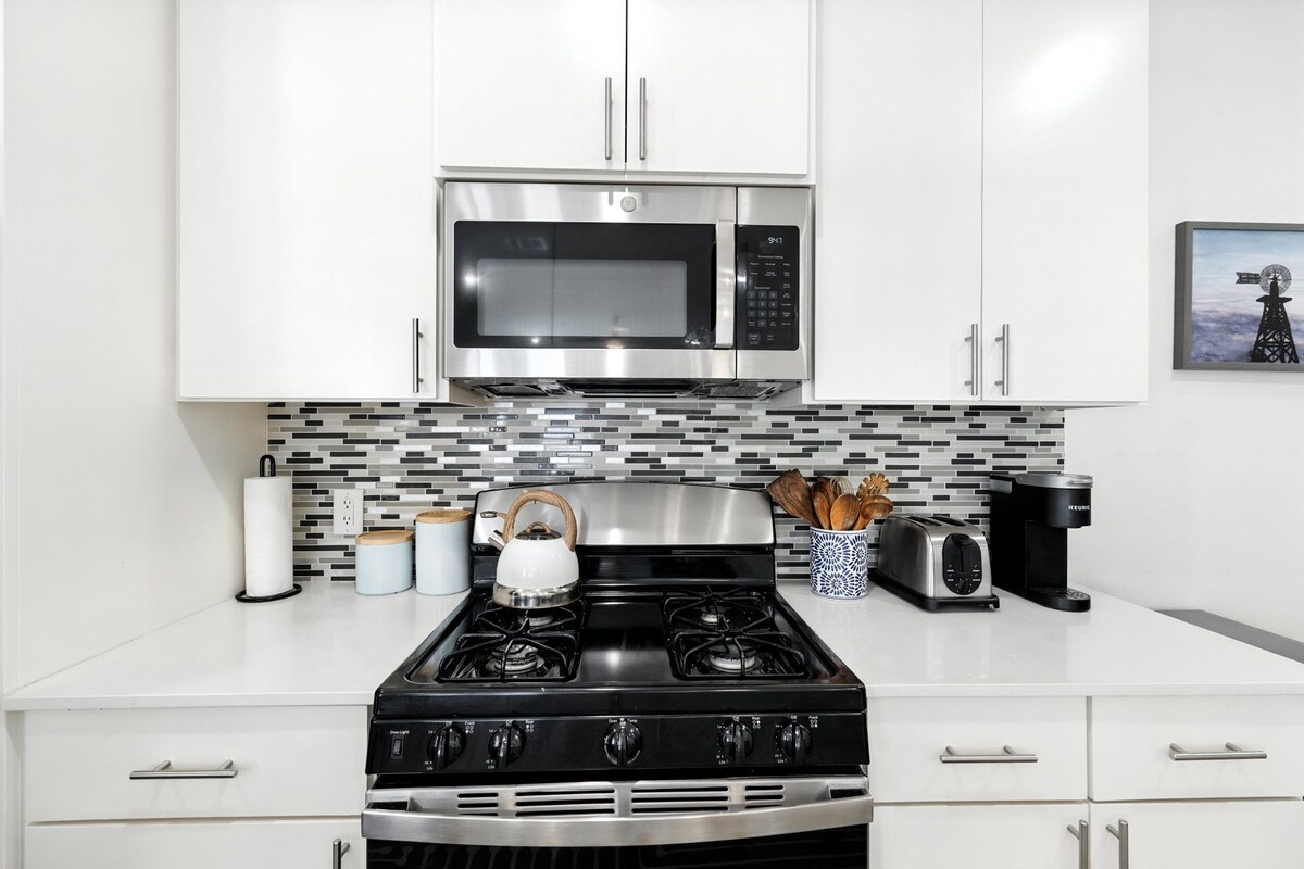 Photo 29 of 4 Min to Airport ⛳ Putting Green ✔️ 3BR Heavenly Beds ❤️ Pet & Family Friendly