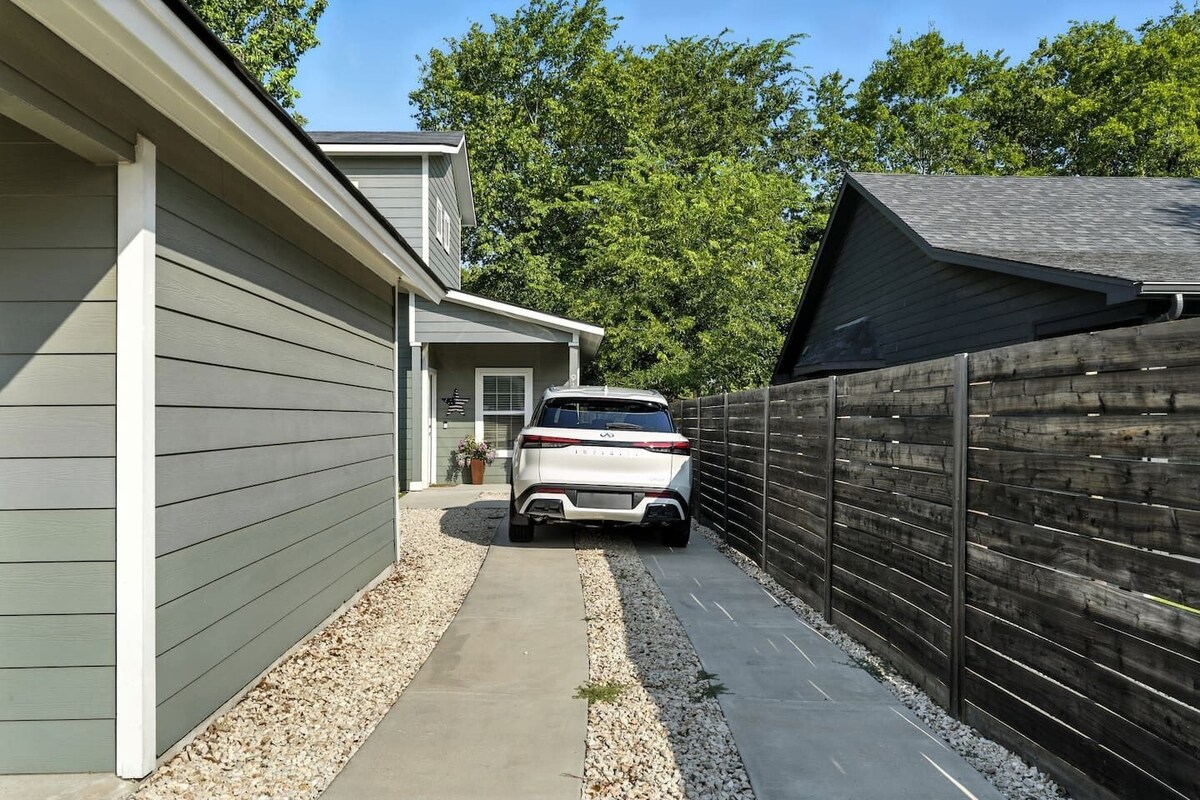 Photo 15 of 4 Min to Airport ⛳ Putting Green ✔️ 3BR Heavenly Beds ❤️ Pet & Family Friendly