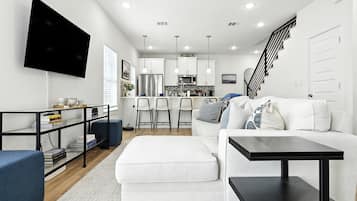 Smart TV, chimenea, libros y oficina