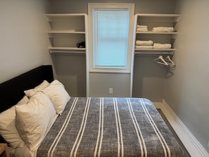 2 habitaciones, tabla de planchar con plancha, internet y ropa de cama
