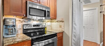 Steps from UT ✔️ 2 Heavenly King Beds ❤️ Retro 80s Getaway w/ Gig-Speed WiFi