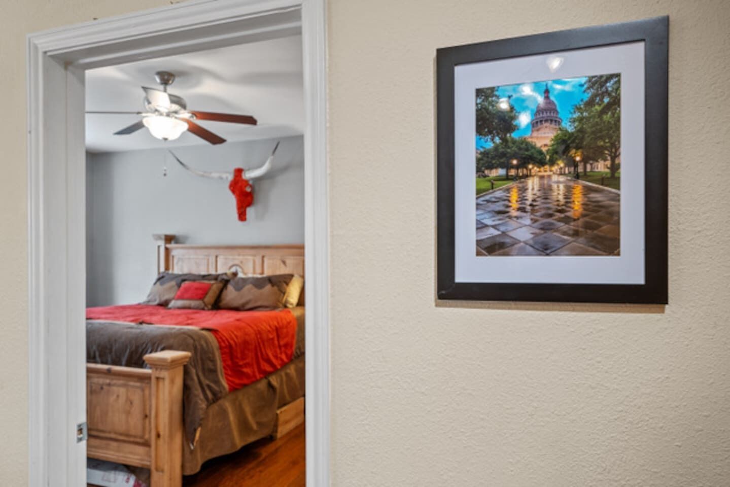 2 slaapkamers, een bureau, een strijkplank/strijkijzer, reisbedje