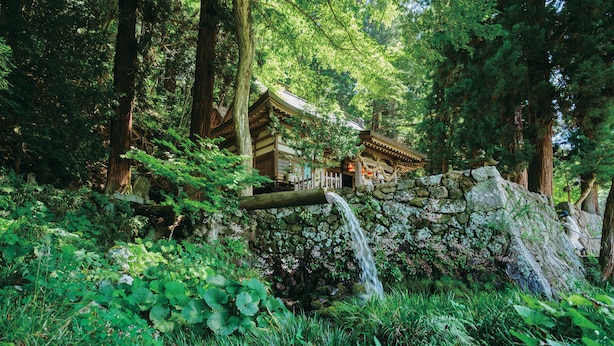 A traditional wooden building with a stone wall and a small waterfall. - SANU 2nd Home Yatsugatake 3rd (Hokuto)