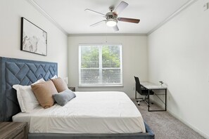 1 Schlafzimmer, Schreibtisch, Bügeleisen/Bügelbrett, Reisekinderbett