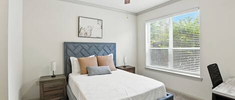 1 habitación, escritorio, tabla de planchar con plancha y cuna de viaje