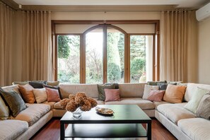 TV, fireplace, DVD player, stereo - LuxVilla PrivatePool TennisCourt GameRoom Cinema (Wilkanowo)