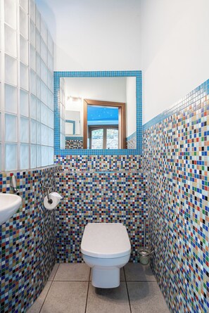 تجهيزات دش، حوض استحمام بنظام ضخ المياه، مجففات شعر، مراحيض شطف