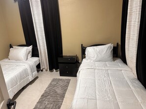 2 bedrooms, iron/ironing board, WiFi, bed sheets - Charming 2-bedroom house in Pleasant North Miami Beach with AC (North Miami Beach)