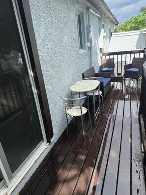 Outdoor dining - Charming 2-bedroom house in Pleasant North Miami Beach with AC (North Miami Beach)