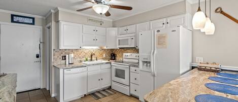 Kühlschrank, Mikrowelle, Ofen, Geschirrspüler