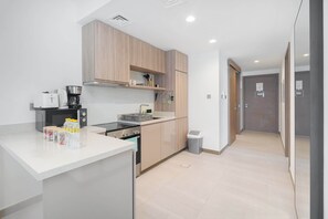 Fridge, microwave, oven, stovetop - StayShort - Business Bay for 4 people with City Views! (Business Bay)