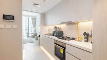 Réfrigérateur, micro-ondes, four, plaque de cuisson