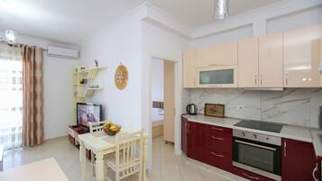 Apartemen, balkon, pemandangan laut | Dapur pribadi | Lemari es, oven, dan peralatan masak/sendok-piring