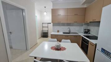 Appartement Économique, balcon | Coin cuisine privé | Réfrigérateur, four, bouilloire électrique, grille-pain