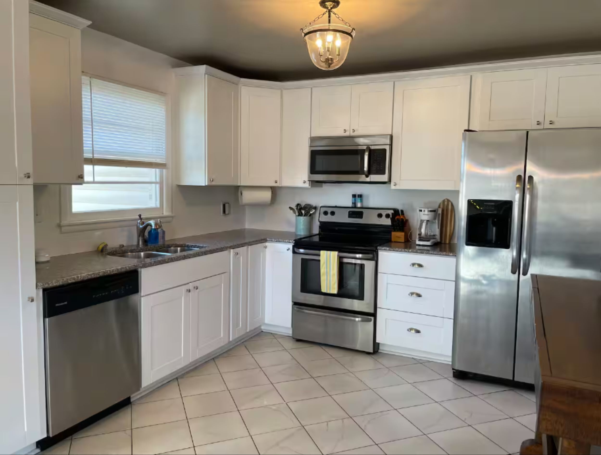 冷蔵庫、電子レンジ、オーブン、コンロ