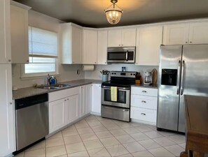 Refrigerador, microondas, horno y parrilla de estufa 