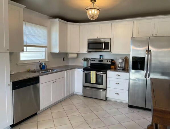 冷蔵庫、電子レンジ、オーブン、コンロ