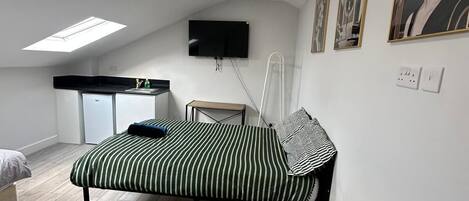 1 quarto, Wi-Fi de cortesia, roupa de cama