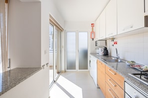 Fridge, oven, dishwasher, coffee/tea maker