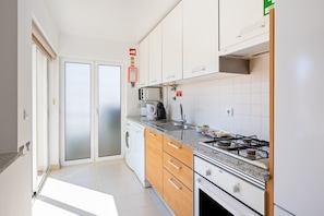 Fridge, oven, dishwasher, coffee/tea maker