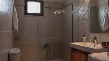 Haartrockner, Handtücher, Seife, Toilettenpapier