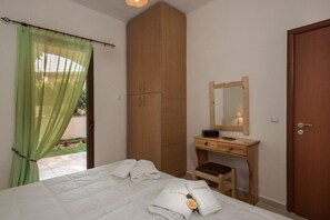 1 bedroom, iron/ironing board, internet, bed sheets - Cozy Comfort + Mobile's Best Location! Historic, Stylish & Walk to Everything (Rīga)